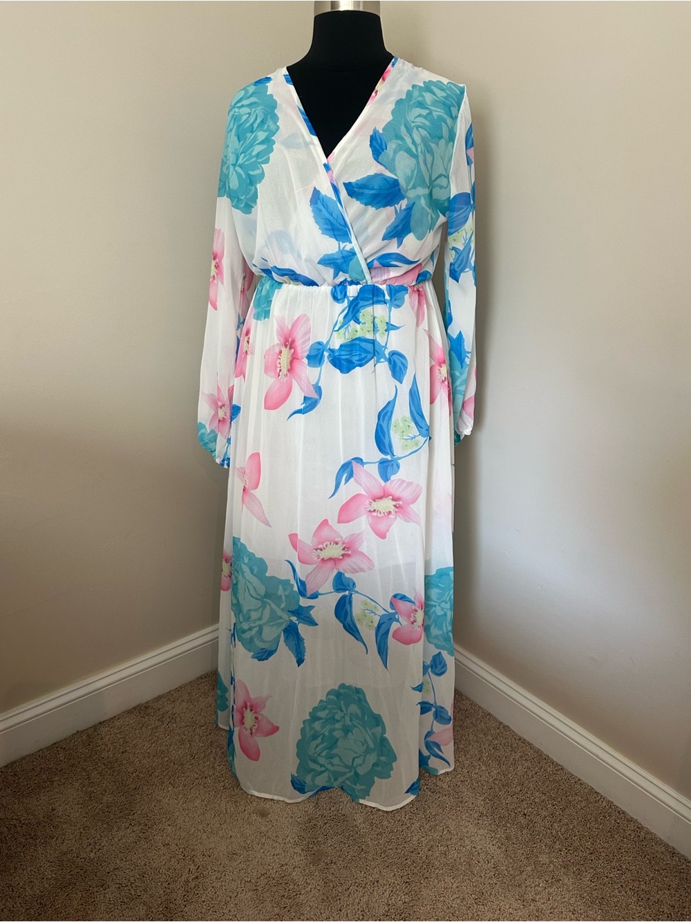 Floral Maxi Dress in White w. Blue & Pink Blooms 1x